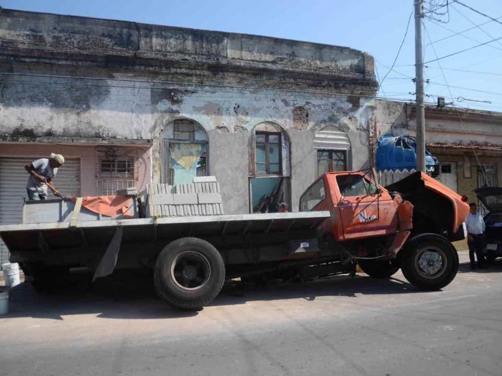 Cae tractocamión en socavón por calles de Veracruz