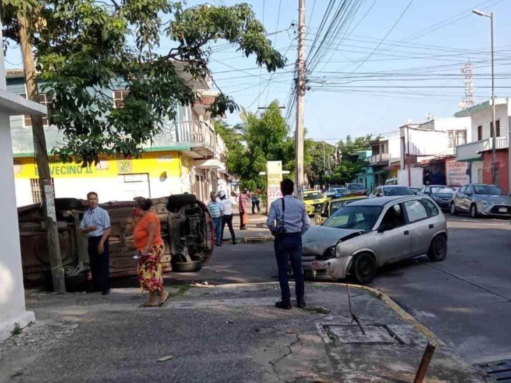 Choque entre dos unidades deja tres personas heridas en calles de Veracruz