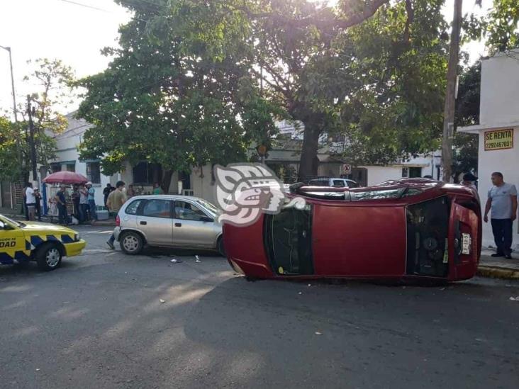 Choque entre dos unidades deja tres personas heridas en calles de Veracruz