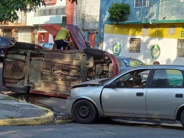 Choque entre dos unidades deja tres personas heridas en calles de Veracruz