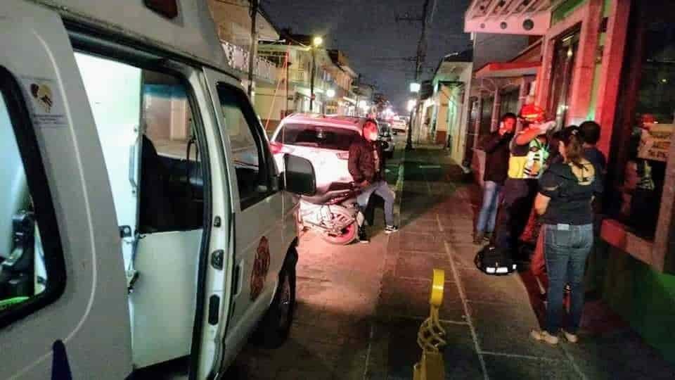 Sujetos golpean a joven hombre en céntrica calle de Coatepec; bomberos lo auxilian