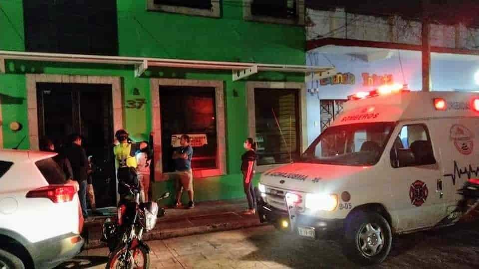 Sujetos golpean a joven hombre en céntrica calle de Coatepec; bomberos lo auxilian