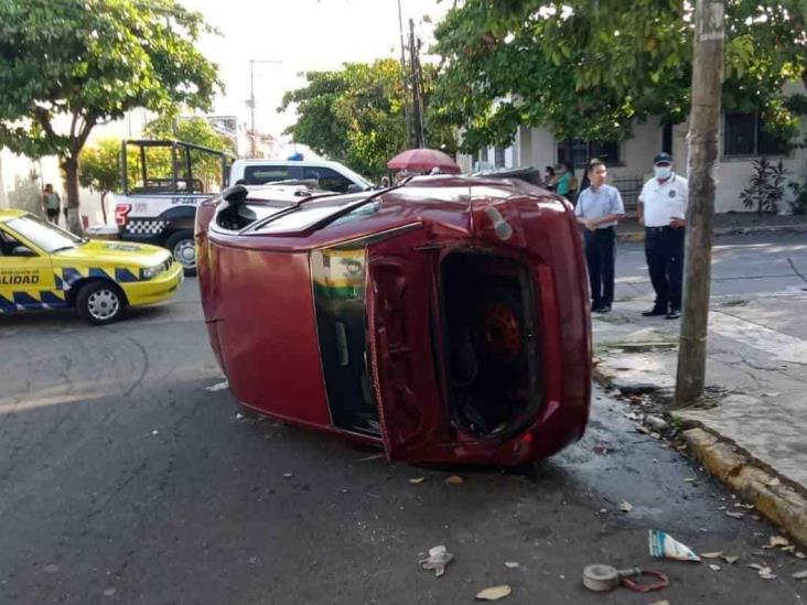 Choque entre dos unidades deja tres personas heridas en calles de Veracruz