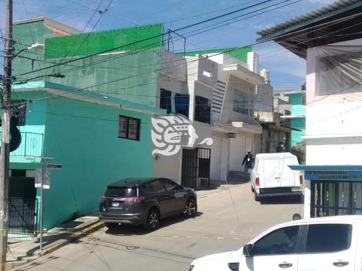 Lo hallan asesinado a machetazos en su casa en colonia Los Prados, en Xalapa