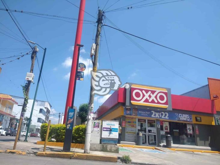 Delincuentes armados roban 400 mil pesos en Oxxo de Córdoba