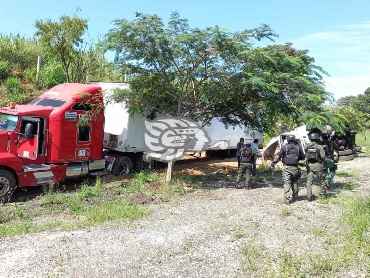 Vuelca tráiler que transportaba alimento para pollo sobre autopista Córdoba-Veracruz