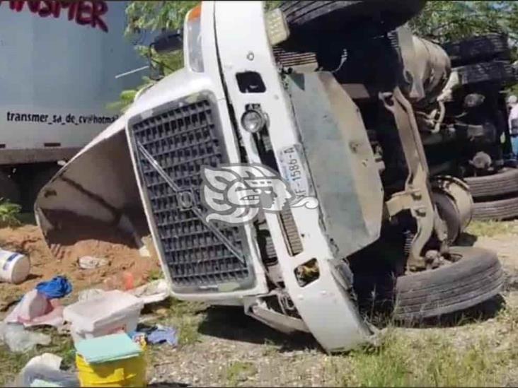 Vuelca tráiler que transportaba alimento para pollo sobre autopista Córdoba-Veracruz