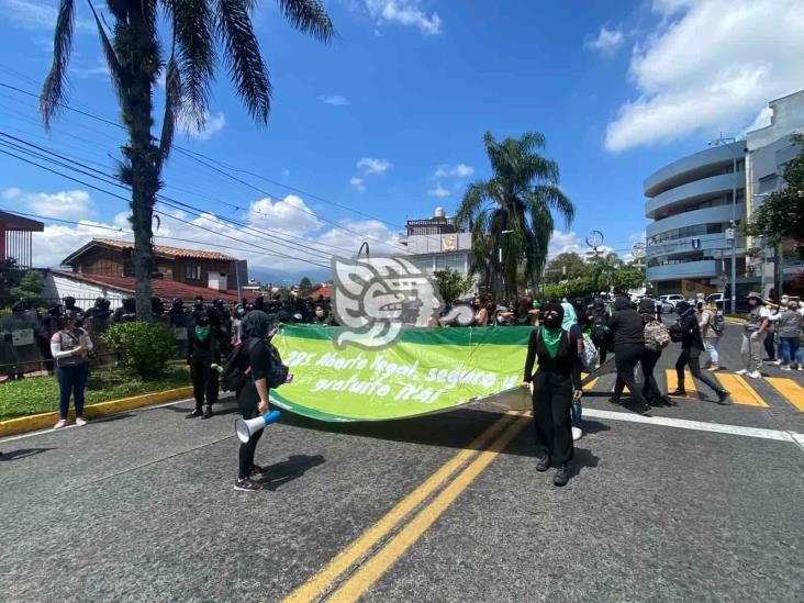 Marchan veracruzanas en Xalapa en demanda de aborto seguro