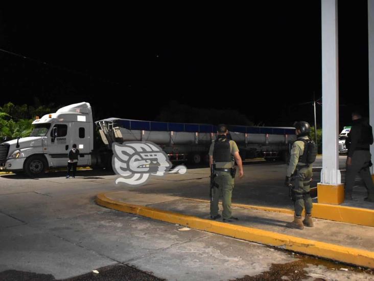 Trailero muere por posible sobredosis en gasolinera de la Acayucan-Sayula