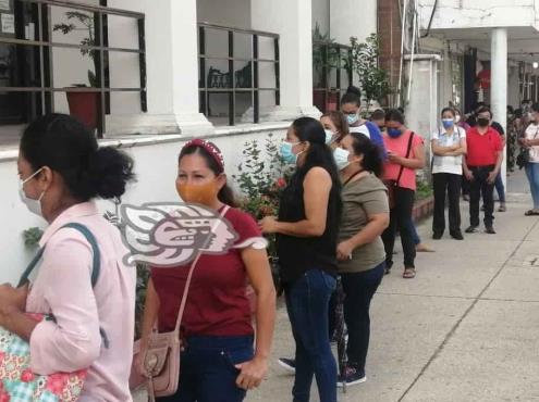 Desconcierta aglomeración durante pago de becas en Coatzacoalcos