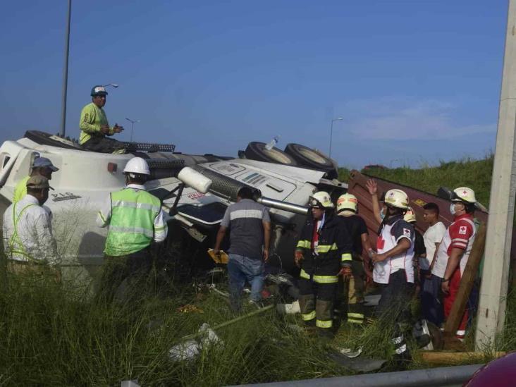 Tráilero queda prensado tras volcar sobre autopista Veracruz-Cardel