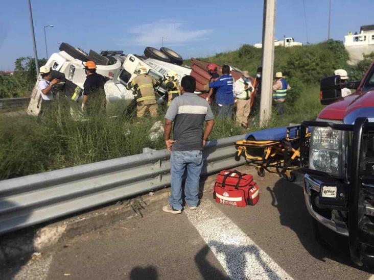 Tráilero queda prensado tras volcar sobre autopista Veracruz-Cardel