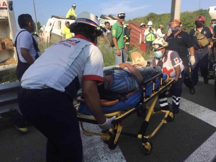 Tráilero queda prensado tras volcar sobre autopista Veracruz-Cardel