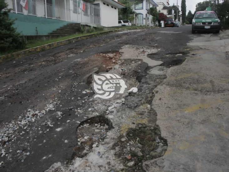 Calle frente al Poder Judicial se encuentra destruida; vecinos exigen reparación