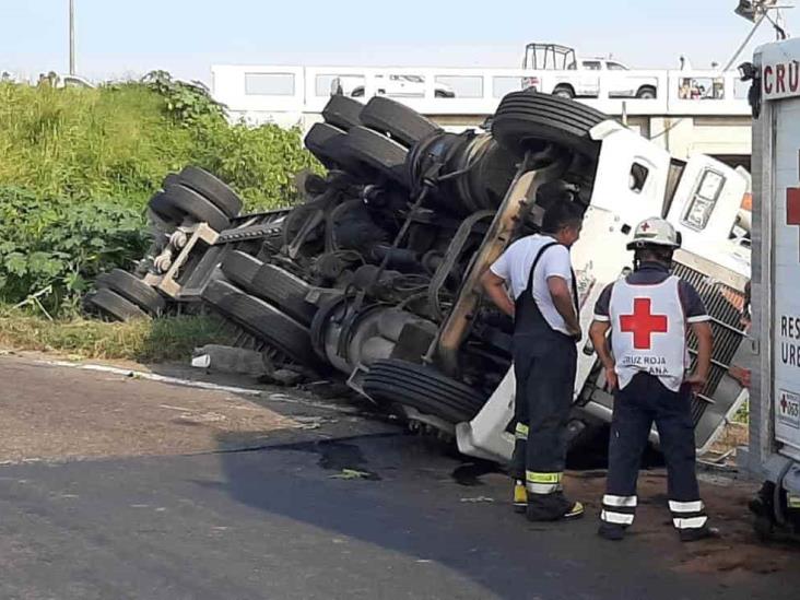 Tráilero queda prensado tras volcar sobre autopista Veracruz-Cardel