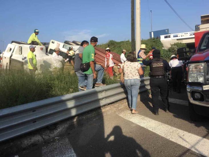 Tráilero queda prensado tras volcar sobre autopista Veracruz-Cardel