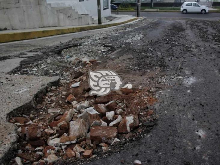 Calle frente al Poder Judicial se encuentra destruida; vecinos exigen reparación