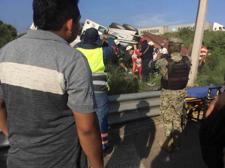 Tráilero queda prensado tras volcar sobre autopista Veracruz-Cardel