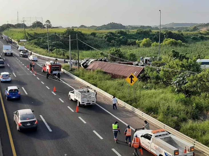 Tráilero queda prensado tras volcar sobre autopista Veracruz-Cardel