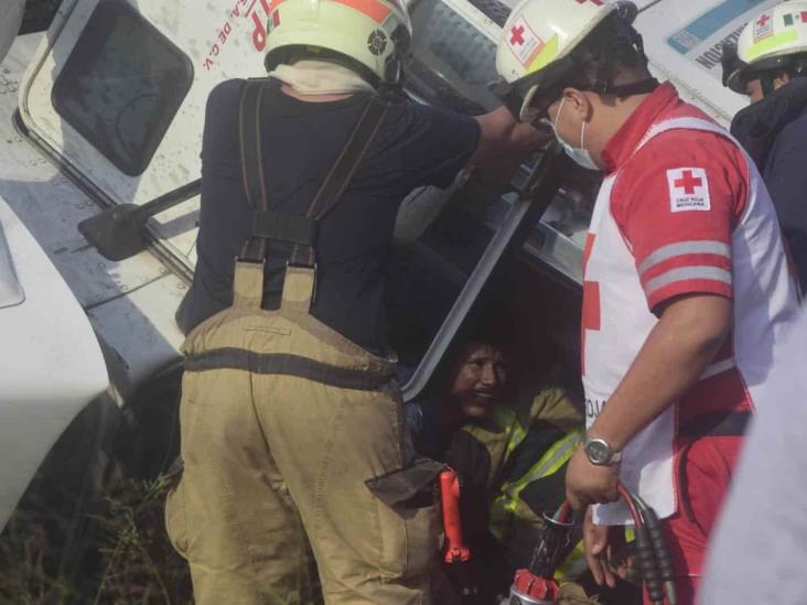 Tráilero queda prensado tras volcar sobre autopista Veracruz-Cardel