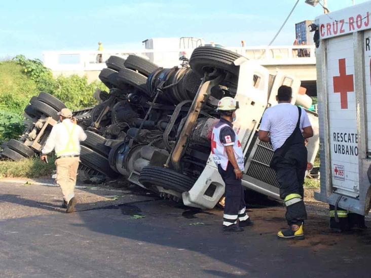 Tráilero queda prensado tras volcar sobre autopista Veracruz-Cardel