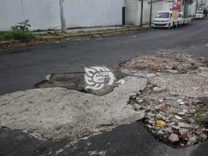 Calle frente al Poder Judicial se encuentra destruida; vecinos exigen reparación