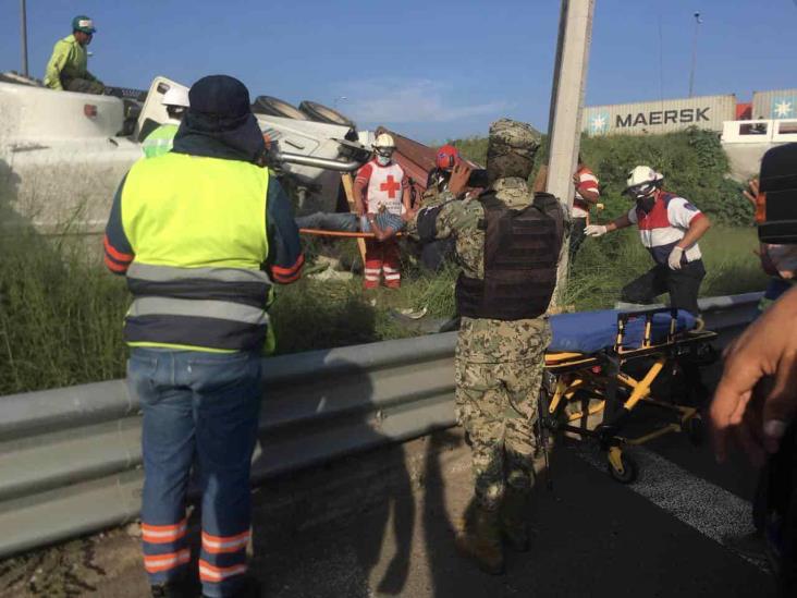 Tráilero queda prensado tras volcar sobre autopista Veracruz-Cardel