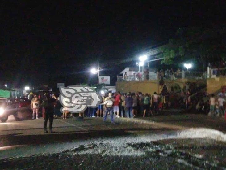 Habitantes de Plan del Río bloquean la Xalapa-Veracruz; se manifiestan contra obra