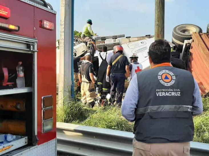 Tráilero queda prensado tras volcar sobre autopista Veracruz-Cardel