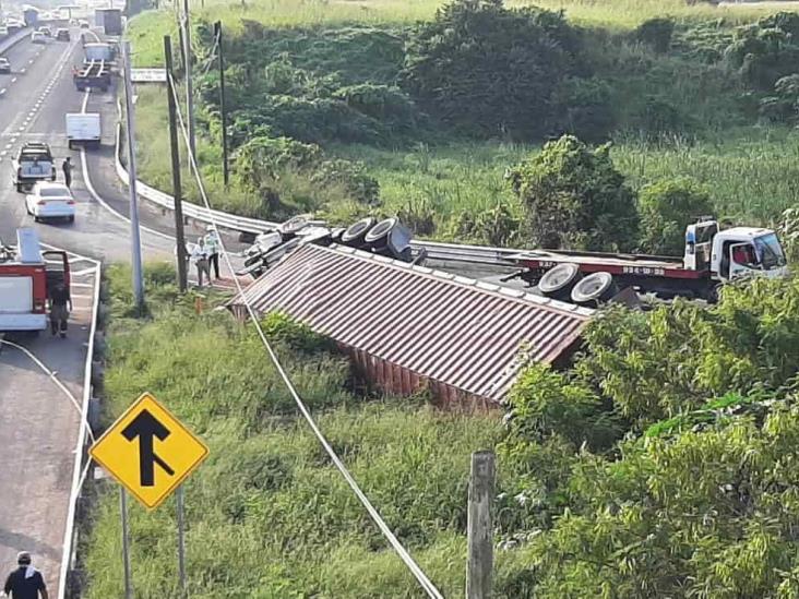 Tráilero queda prensado tras volcar sobre autopista Veracruz-Cardel