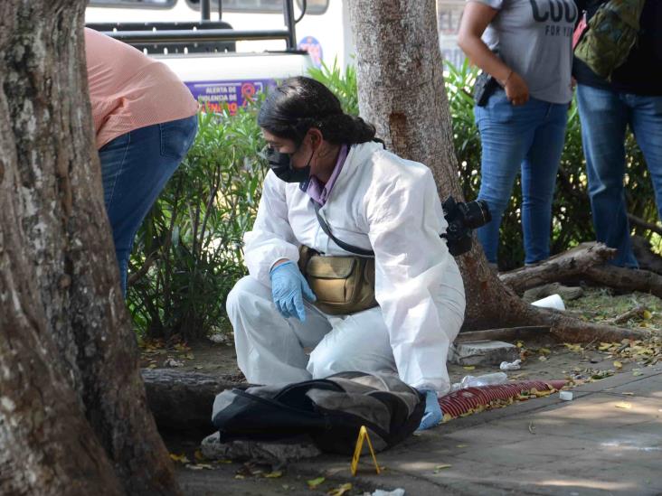 Asesinan a hombre a puñaladas en calles del centro