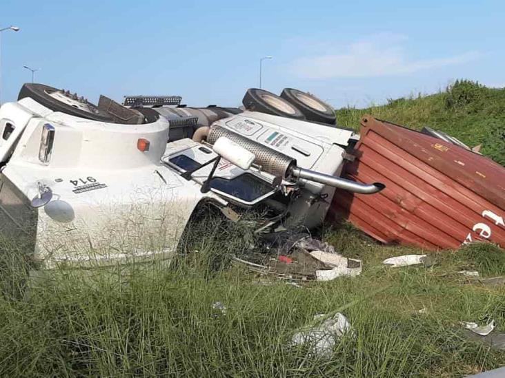 Tráilero queda prensado tras volcar sobre autopista Veracruz-Cardel