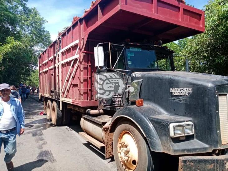 Volteo colisiona contra tractocamión en tramo Soteapan-Acayucan