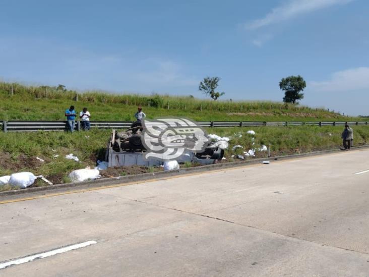 Comerciantes de Hidalgo sufren volcadura en la Acayucan – Minatitlán