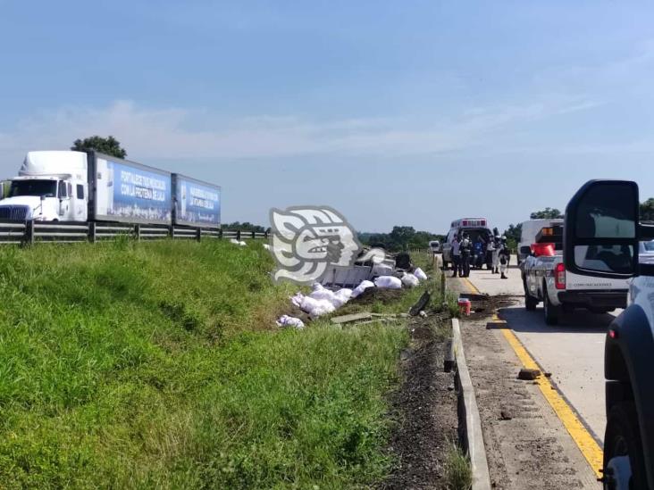 Comerciantes de Hidalgo sufren volcadura en la Acayucan – Minatitlán