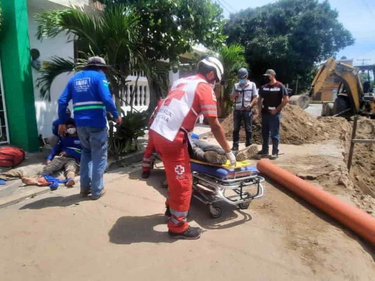 Par de obreros resultan heridos tras caerle una viga de madera en Veracruz