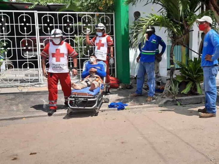 Par de obreros resultan heridos tras caerle una viga de madera en Veracruz