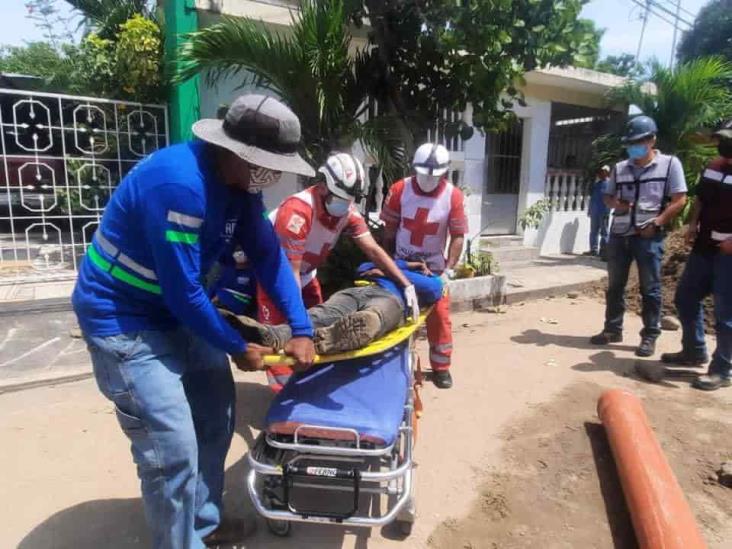 Par de obreros resultan heridos tras caerle una viga de madera en Veracruz