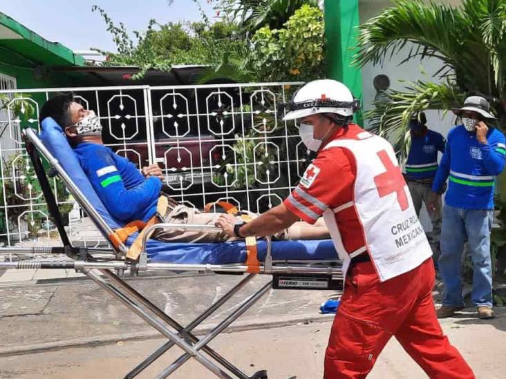 Par de obreros resultan heridos tras caerle una viga de madera en Veracruz