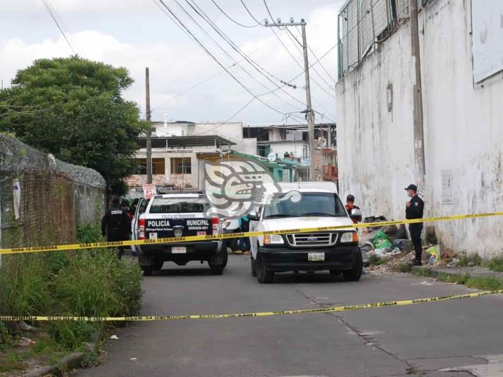 Hallan cuerpo de hombre encobijado dentro de tambo en Xalapa