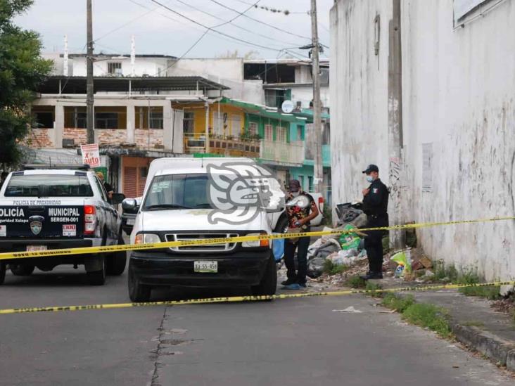 Hallan cuerpo de hombre encobijado dentro de tambo en Xalapa