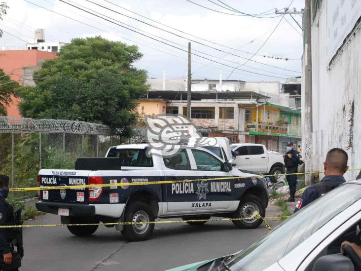 Hallan cuerpo de hombre encobijado dentro de tambo en Xalapa