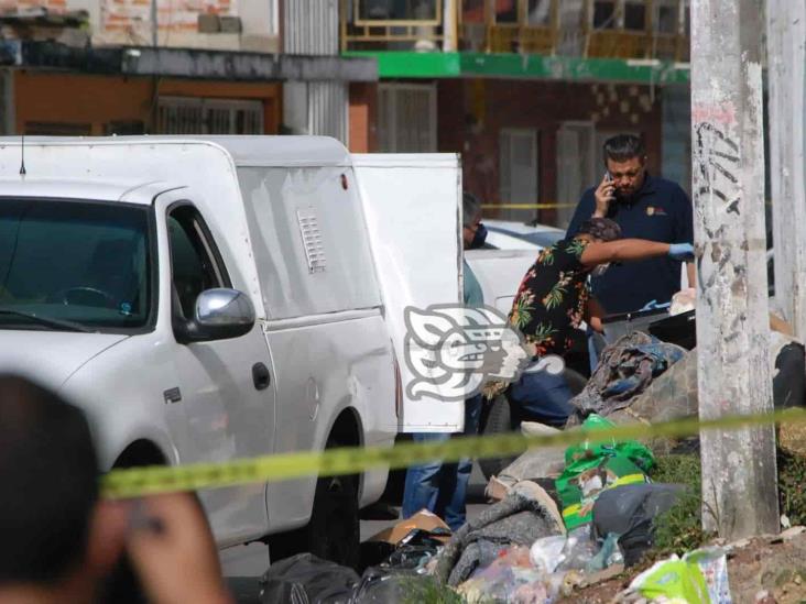 Hallan cuerpo de hombre encobijado dentro de tambo en Xalapa