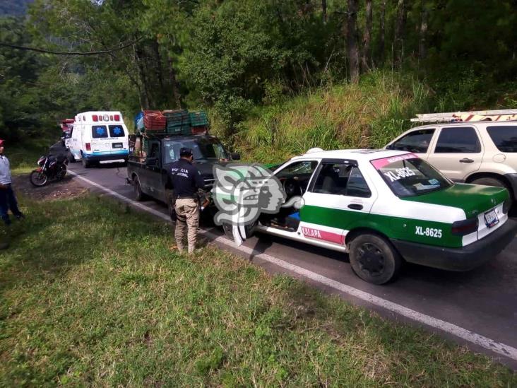 Taxi choca de frente contra una camioneta en Jilotepec