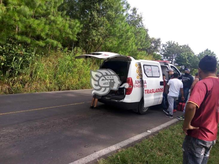 Taxi choca de frente contra una camioneta en Jilotepec