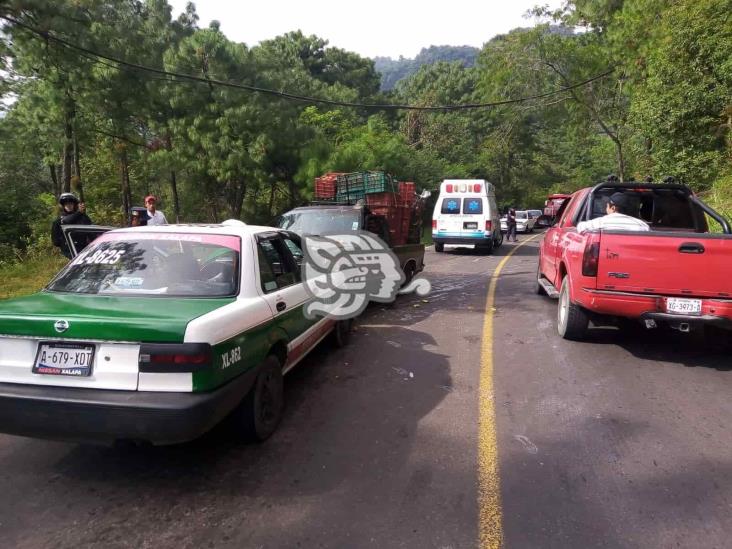 Taxi choca de frente contra una camioneta en Jilotepec