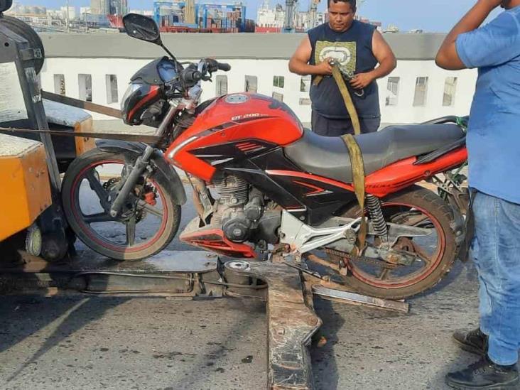 Motociclista termina debajo de camioneta de la Semar tras derrapar en puente Morelos