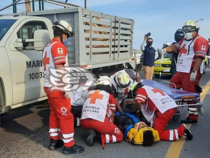 Motociclista termina debajo de camioneta de la Semar tras derrapar en puente Morelos