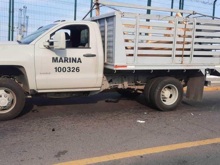 Motociclista termina debajo de camioneta de la Semar tras derrapar en puente Morelos