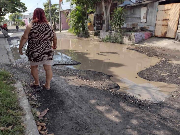 Vecinos se quejan de enorme bache y aguas negras en colonia Carranza